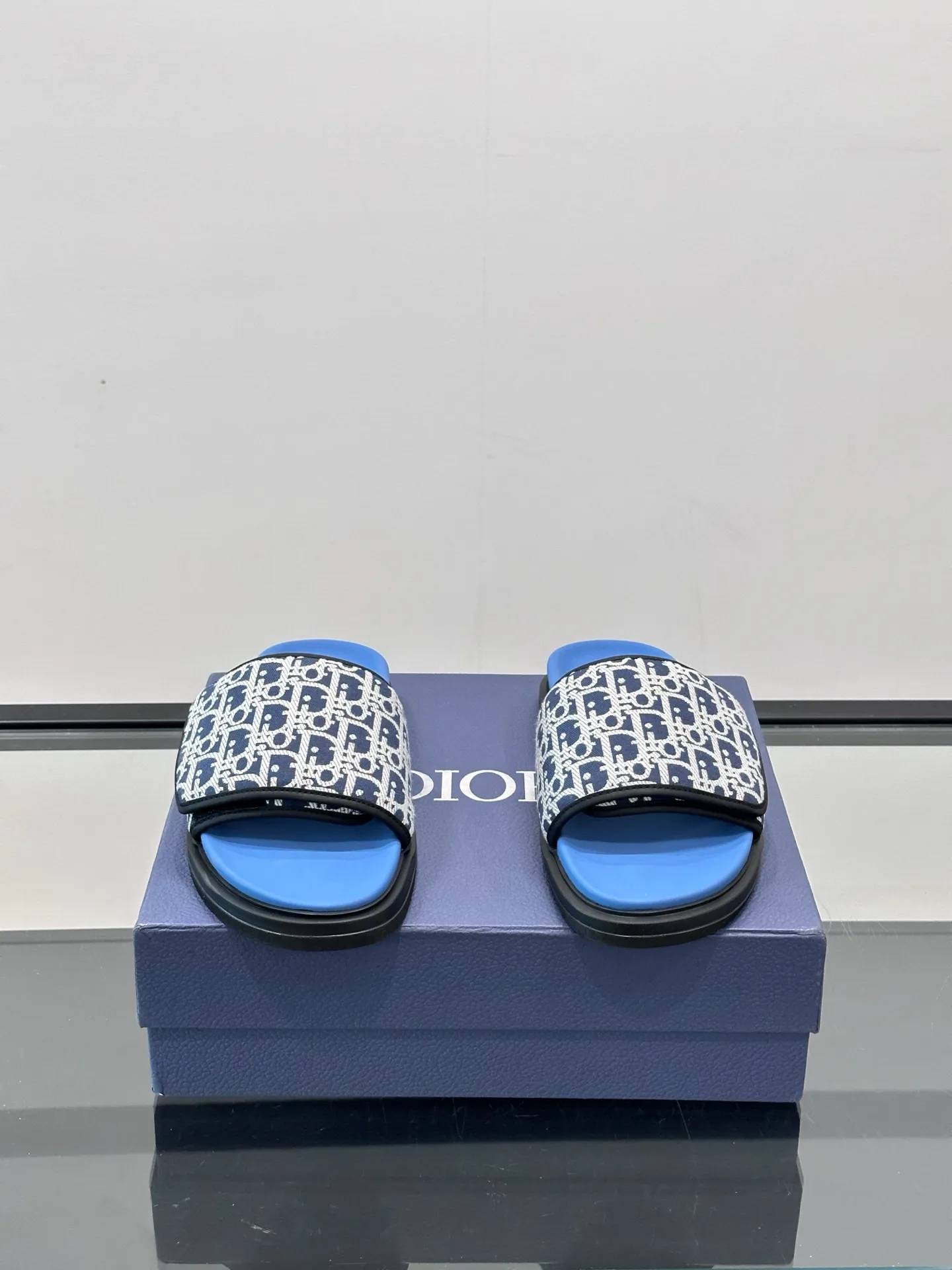 Factory price: 280💰𝐂𝐡𝐫𝐢𝐬𝐭𝐢𝐚𝐧 𝐃𝐢𝐨𝐫 Dior's latest popular sandals, classic upgraded Velcro sandals, original replicas, super durable and versatile, very comfortable on the feet, slimming and white, original cowhide leather upper, sheepskin lining Original d hardware buckle Original molded T men's shoes 💰U outsole Size: 38-44 (.45.46 customized)